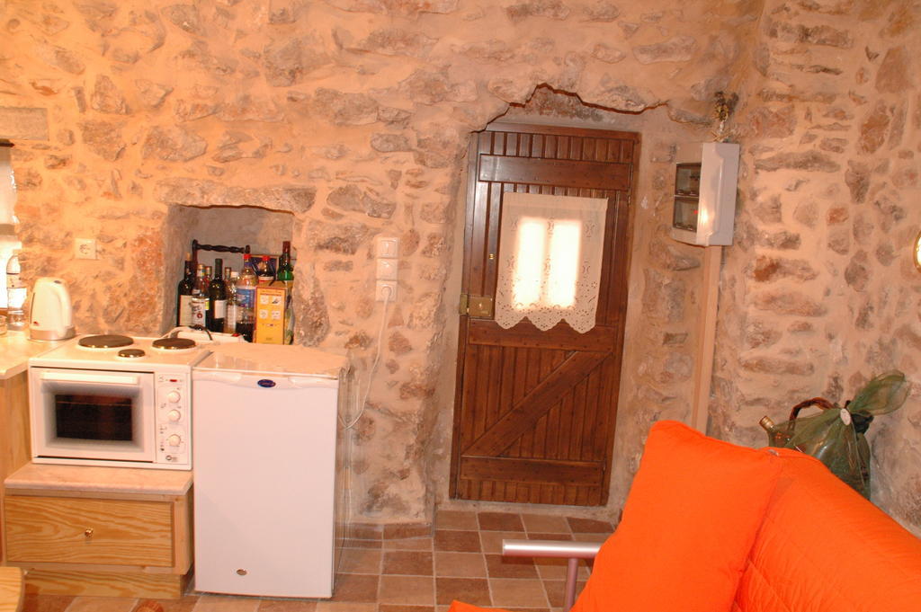 Stoneapartments, Γ Κωσταλοσ Και Σια Οε Авгонима Экстерьер фото